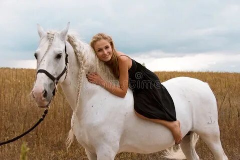 Женщины сидят верхом