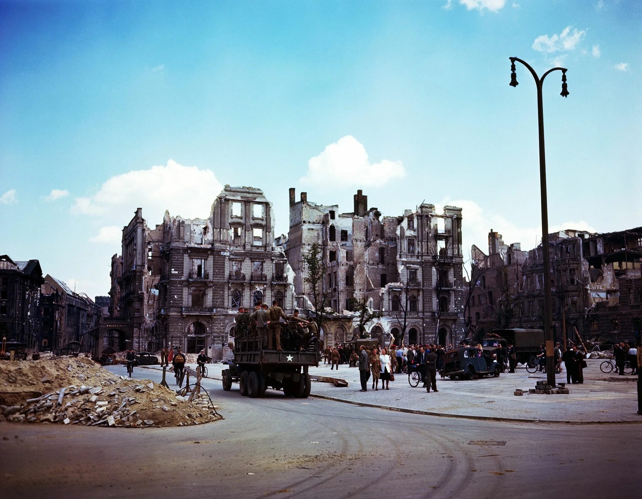 Разрушенный берлин. Разрушенный Берлин 1945. Разрушенный Берлин 1945 в цвете. Берлин в руинах 1945.