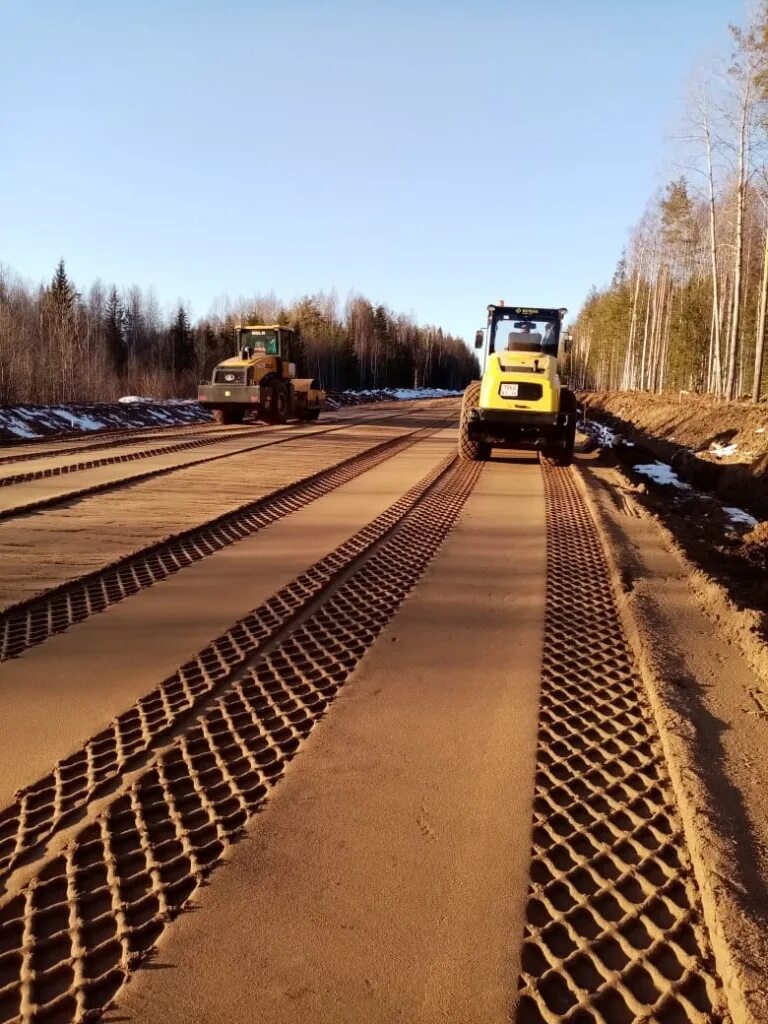 Строитель дорог и аэродромов. Укладка асфальтобетонного покрытия. Строительство трассы. Дорога опарино альмеж. Дорожные ограждения.