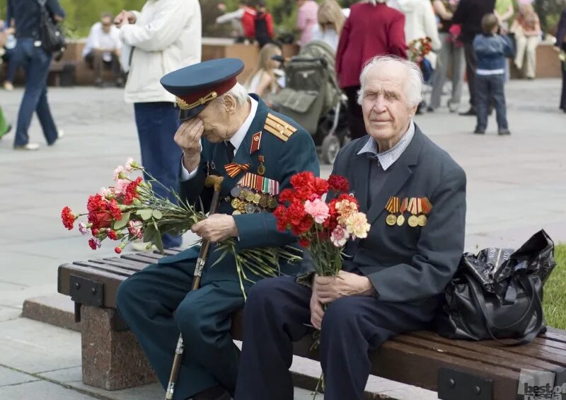 Слава участникам великой отечественной войны. Старик ветеран. Ветераны Великой Отечественной войны. День Победы ветераны. Ветеран и солдат.