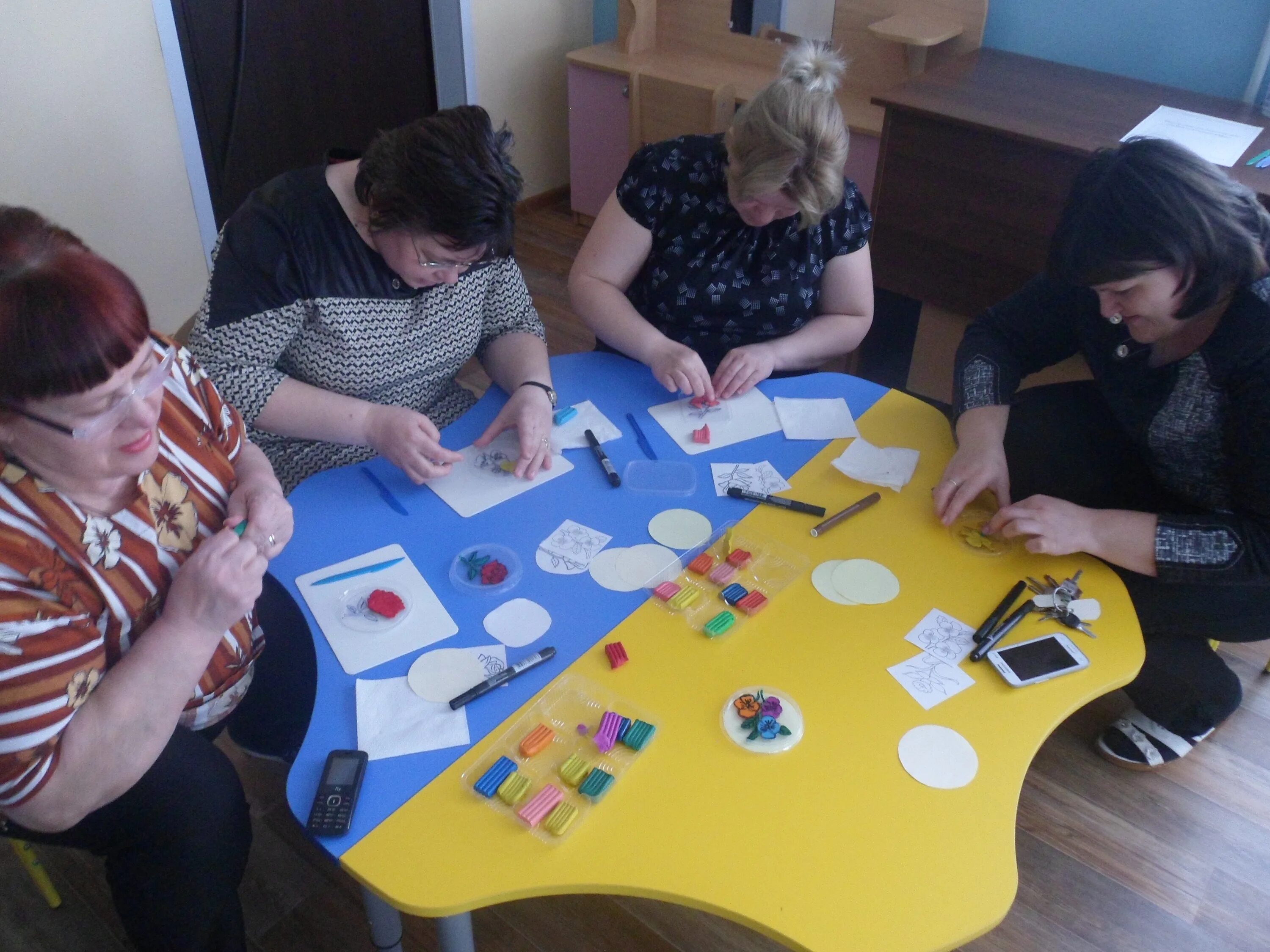 Совместное творчество с детьми в детском саду. Интересный мастер класс для воспитателей. Мастер класс для детей в детском саду. Воспитатель на занятии. Мастер класс для воспитателей.