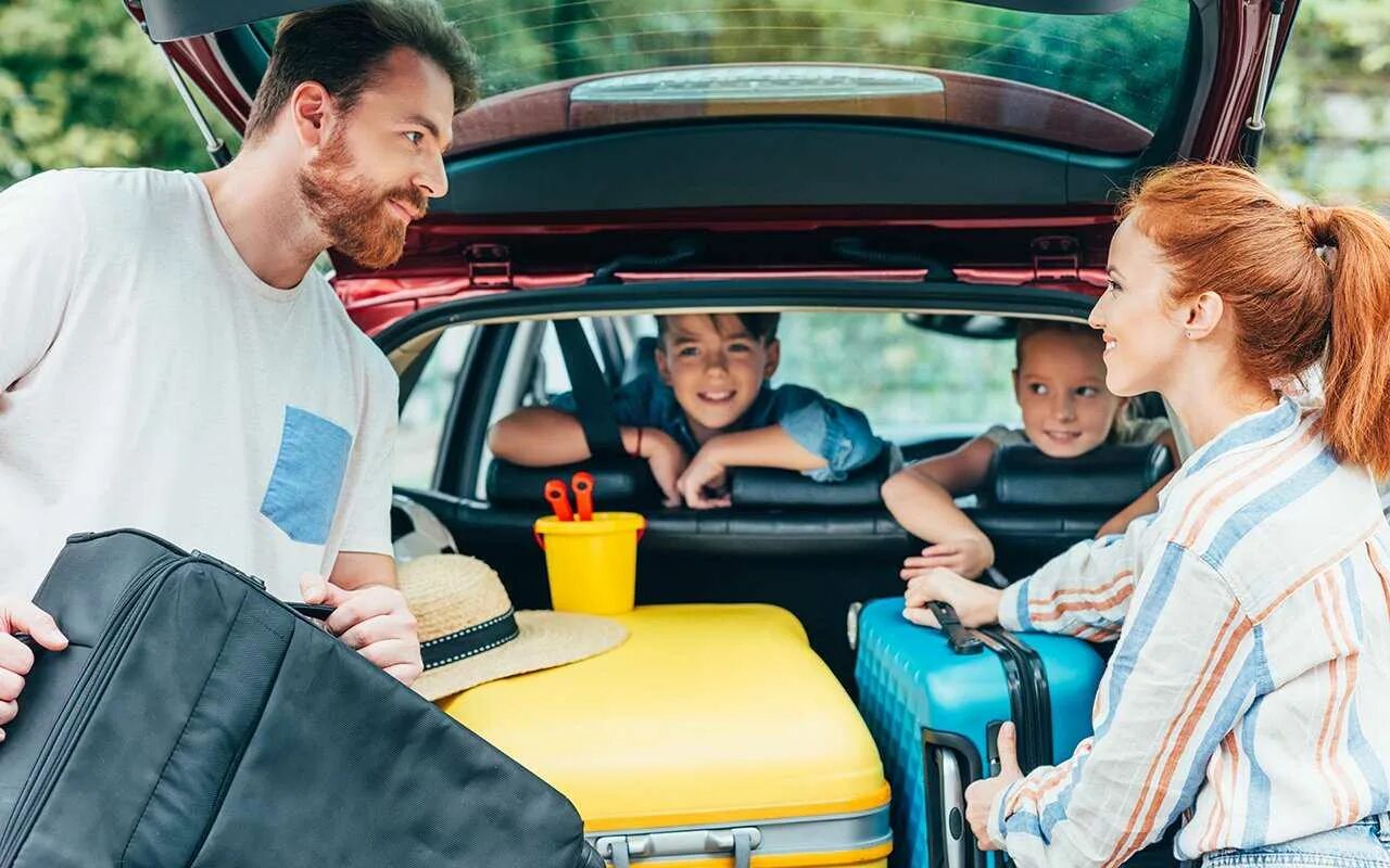 Путешествие с семьей. Машина для путешествий семьей. Путешествие с детьми. Семья с автомобилем.