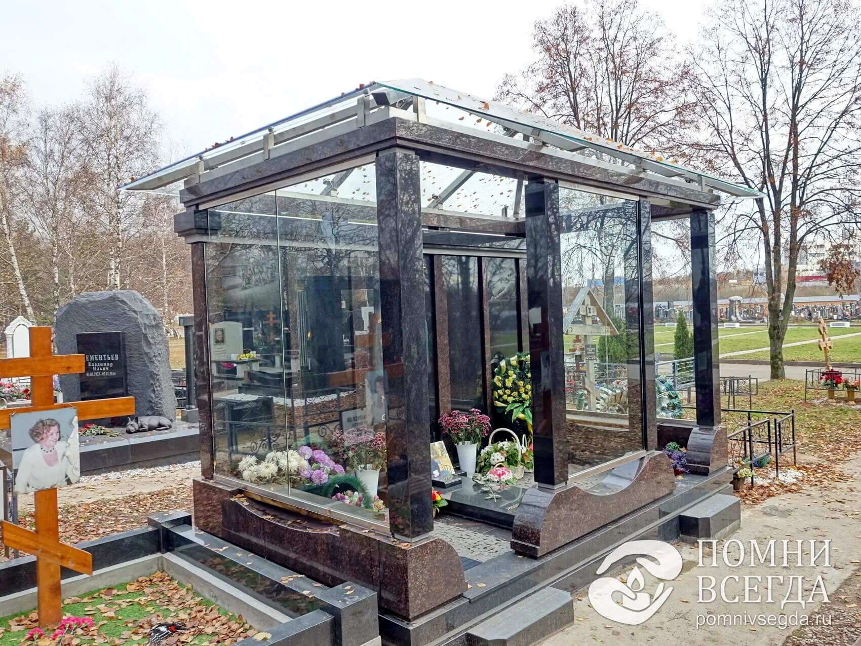 Могила под стеклом. Красивые могилы. Надгробие из стекла. Памятник из стекла. Небольшие надгробные плиты.