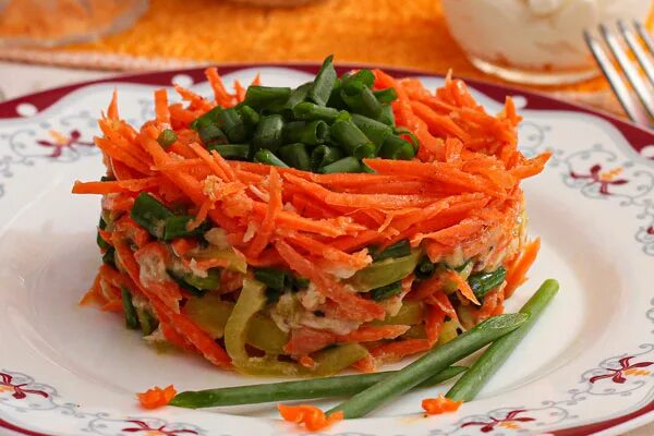 Салат петергоф с корейской. Салат петергоф с корейской морковью. закусочный салат с морковью по-корейски. салат в виде тигра с корейской морковью. салат львенок с красной рыбой и корейская морковка.