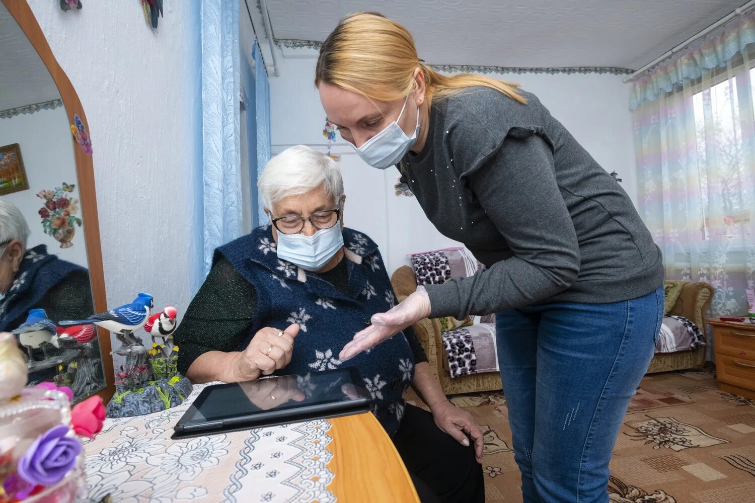 Услуги для пожилых людей. Социальное обслуживание на дому. Социальный работник фото. Дом пенсионеров. Пожилые и инвалиды.