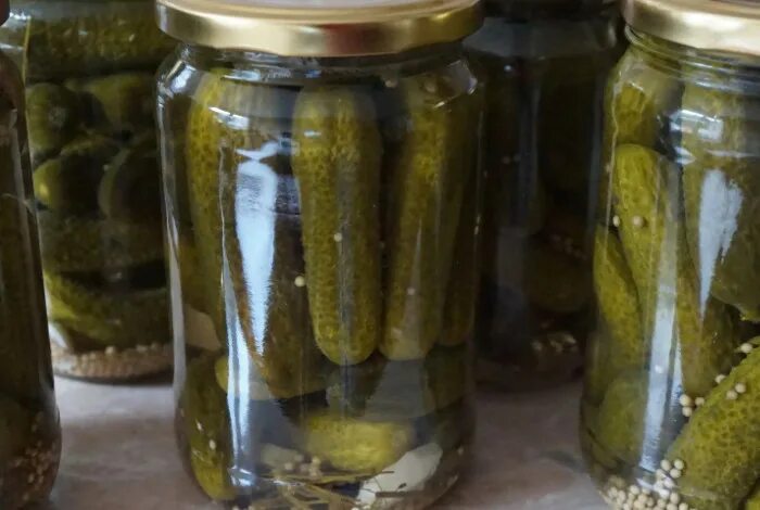 Огурцы маринованные сладкие хрустящие. Огурцы маринованные в банках. Огурцы в литровых банках. Огурцы на зиму маринад. Огурцы на зиму сладкие хрустящие.