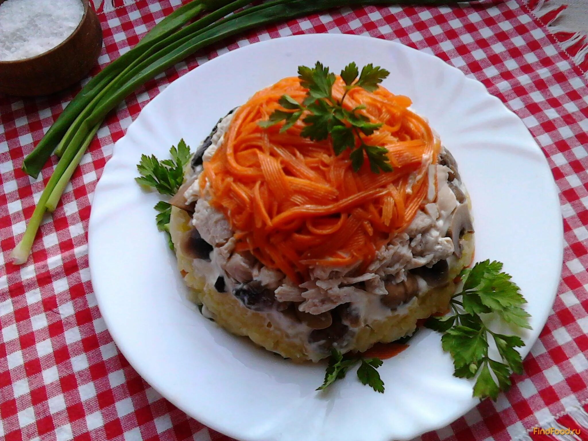 Салат по Краковски с корейской морковью. Салат с копчёной курицей черносливом и корейской морковью.