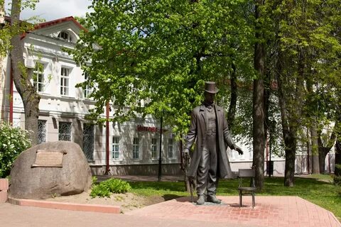 Памятник самому высокому человеку