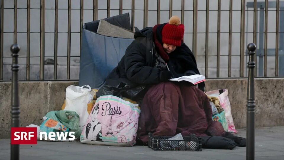 Французский бомж. Бездомные на улицах Парижа.