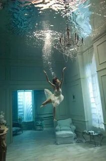 Девушка в воде в комнате