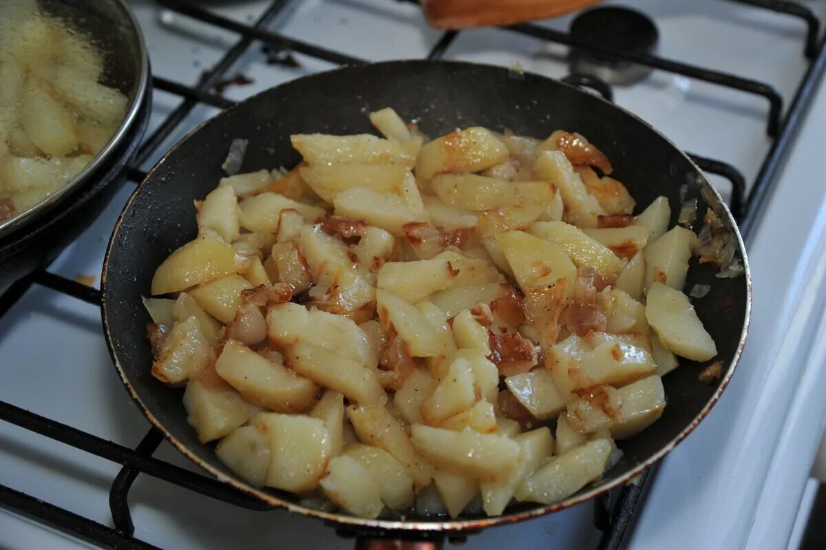 Как пожарить картошку с салом. Жареная картошка с луком на сковороде. Жареная картошка с салом. Картошка с салом на сковороде. Жареная картошечка с салом.