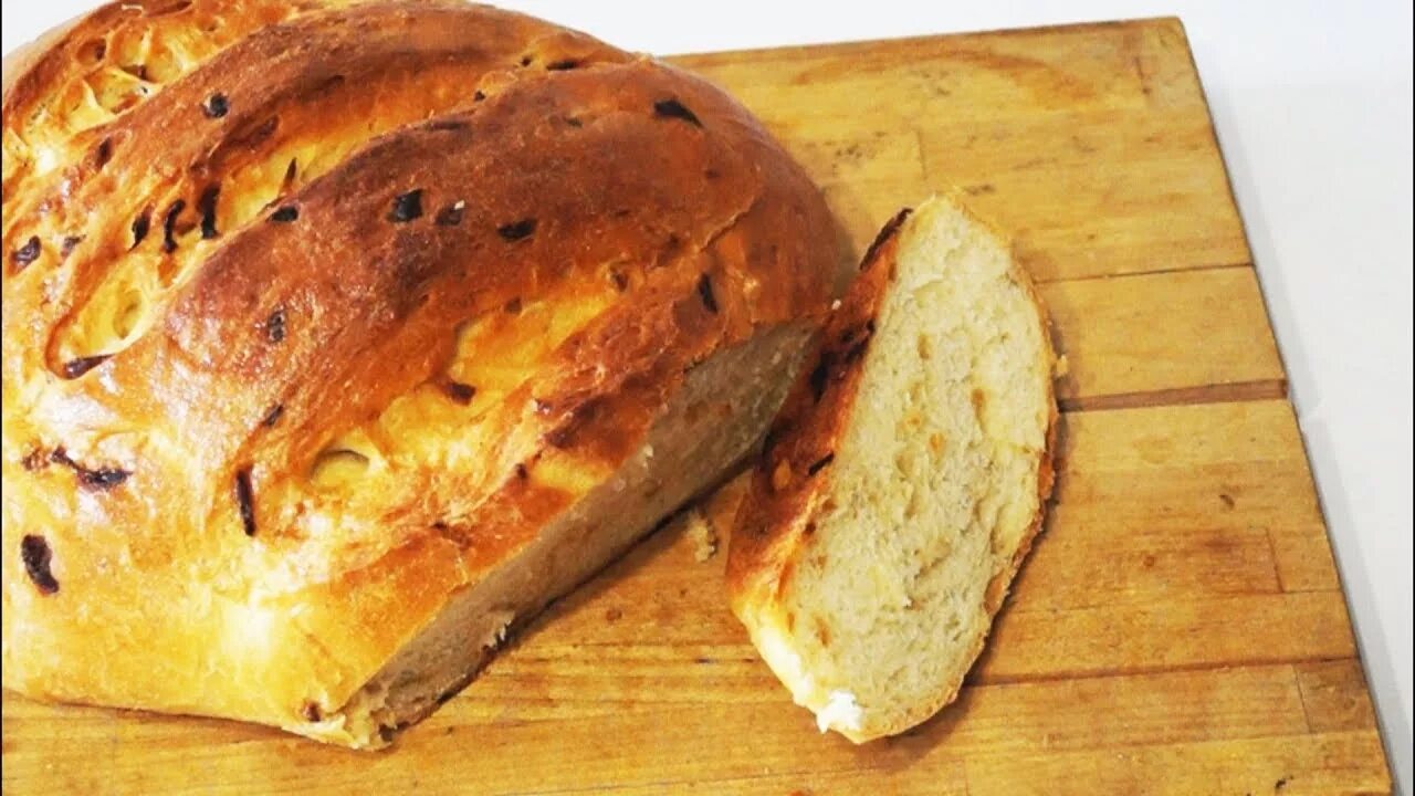 Хлеб в духовке видео. Луковый хлеб. Хлеб с луком. Луковый хлеб в духовке. Луковый хлеб в духовке в домашних.