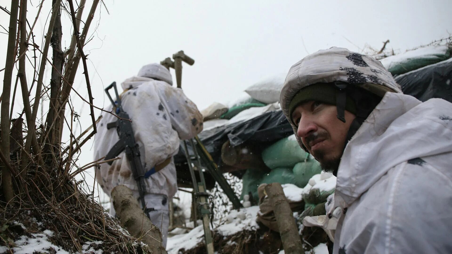 Готовность к нападению. Границы войны. Украинские солдаты в окопах. Мертвые военные на Украине.