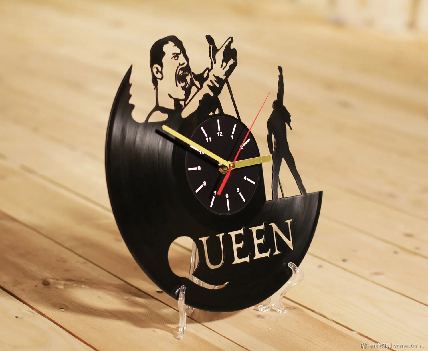Часы из виниловых пластинок. Часы из виниловых пластинок Квин. Часы из виниловой пластинки Queen. Часы из винила Queen. Купить виниловую пластинку цена