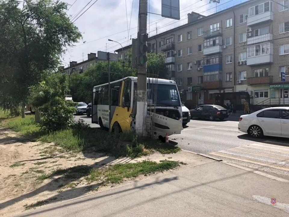 Авария в Волгограде с автобусом. Авария автобус Волгоград 2022. ДТП В Волгограде вчера Тракторозаводского района.