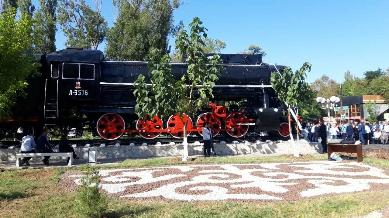 Поезд тараз. Тараз вокзал паровоз. Паровоз Ленина на Финляндском вокзале. Паровоз на вокзале. Разные памятники паровозы.