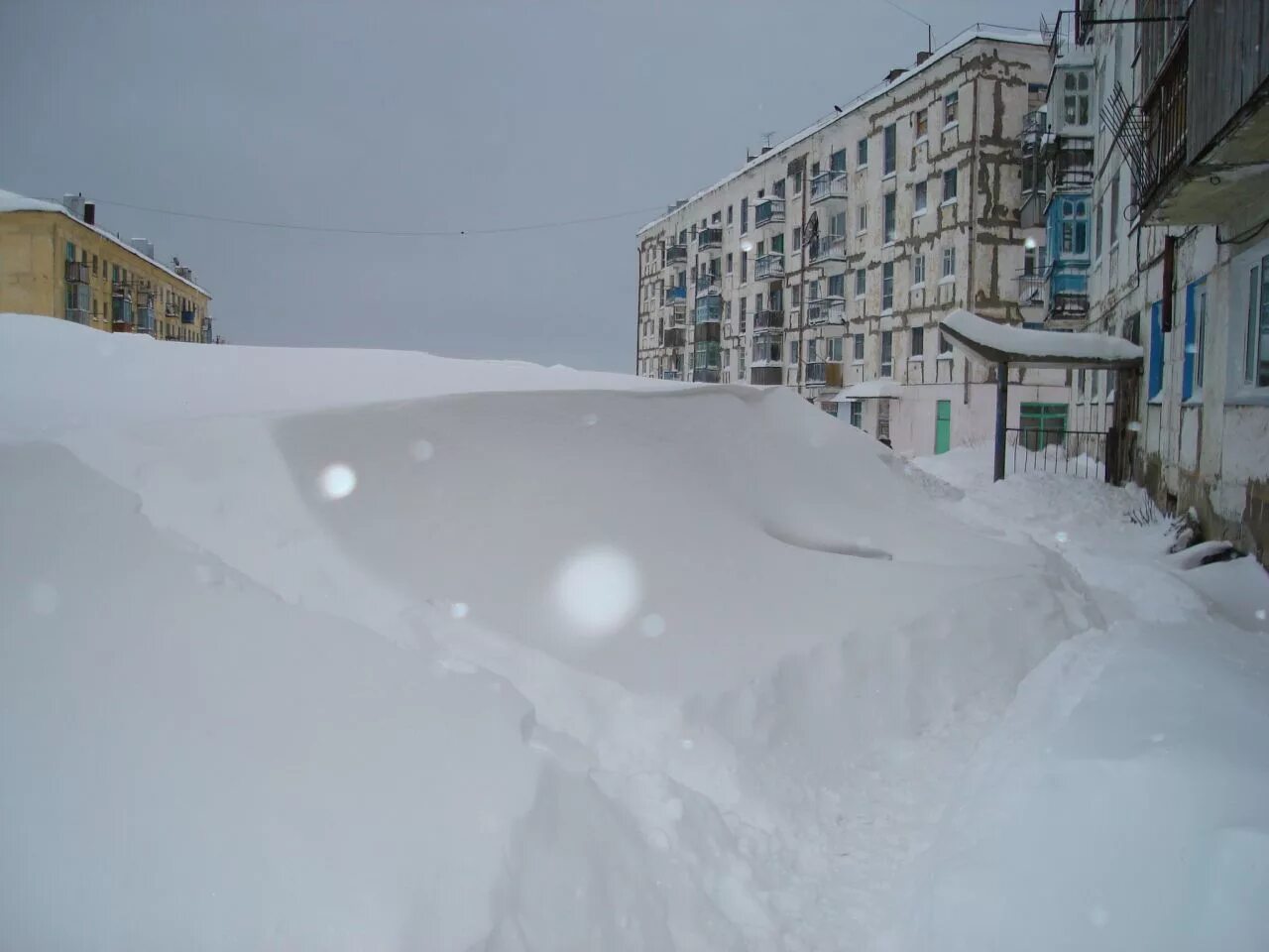 Южно-Сахалинск сугробы. Снежные сугробы в Южно-Сахалинске. Снежные сугробы в городе. Зима сугробы город. Сугробы раньше