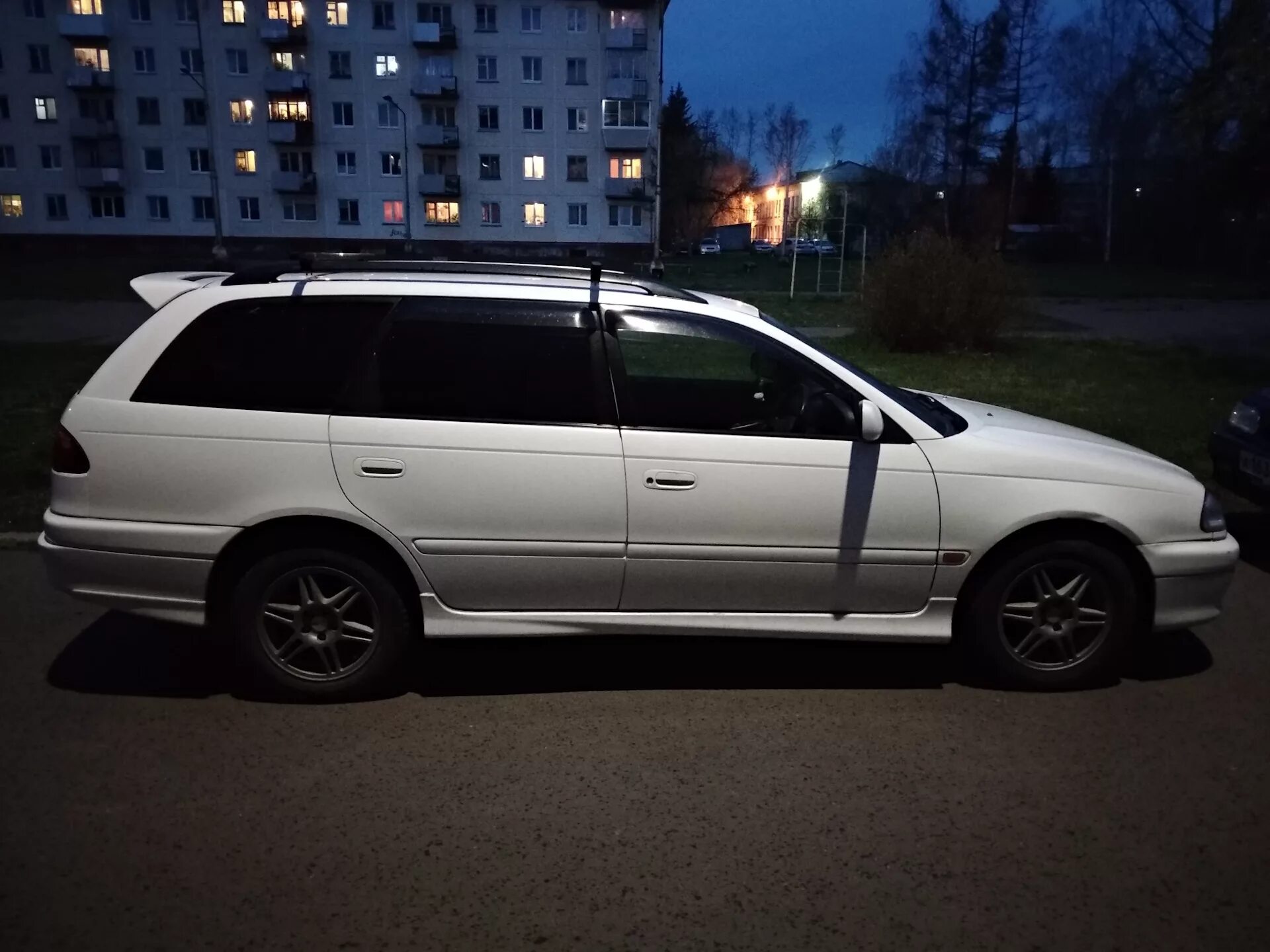 Тойота калдина не работает. Тойота Калдина 210 кузов. Калдина 211 кузов. Toyota Caldina 1998. Пороги Тойота Калдина 210.