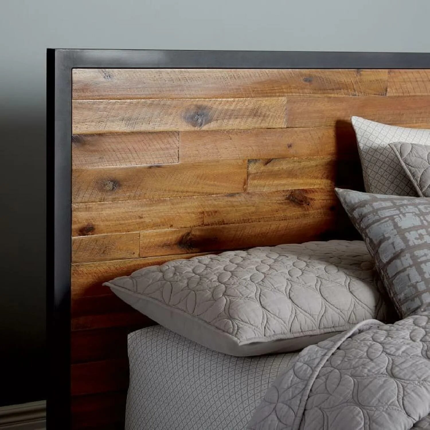 Изголовье кровати из дерева. Кровать с деревянным изголовьем. Оголовье кровати деревянное. Спинка кровати из дерева.