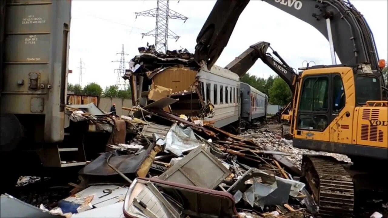 Обработка жд транспорта. Резка вагонов на металлолом. Переработка металлолома. Утилизация железнодорожных вагонов. Демонтаж вагонов.