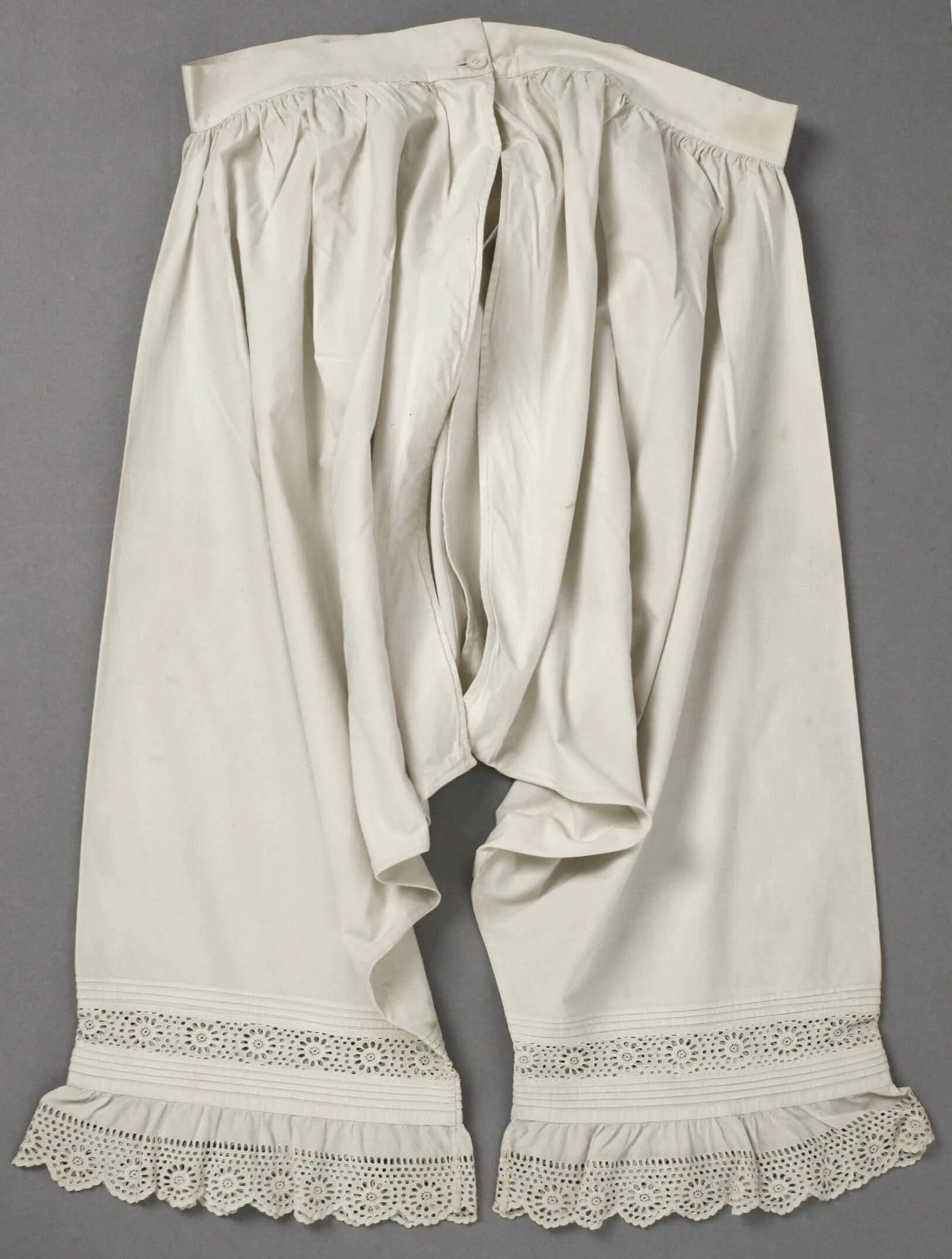 Панталоны 19 века. Рейтузы панталоны блумеры. Кружевные панталончики. Женские панталоны 19 века. Панталоны со штрипками 19 век.