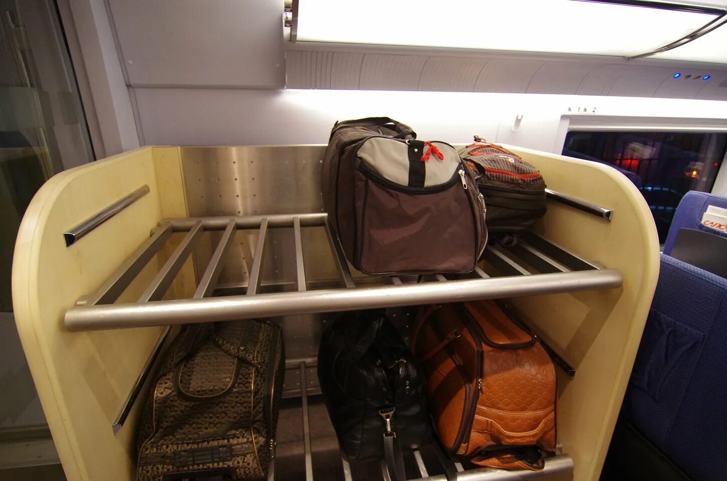 Боковая верхняя полка в вагон ржд. Багажное купе. Купе для багажа ржд. Сапсан поезд купе. Багажное купе в поезде.
