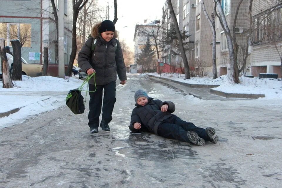 Скользко на улице. Гололед. Гололед на улице. Гололед скользко. Помогите гололед