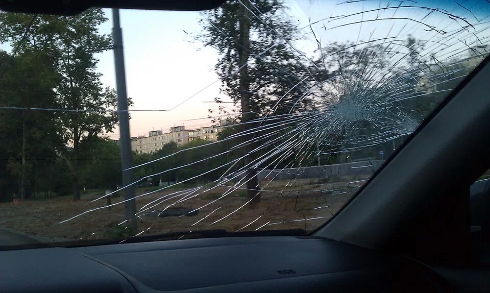 Разбитое лобовое стекло. Разбить лобовое стекло. Разбитые стекла в машине. Камень разбил лобовое стекло.