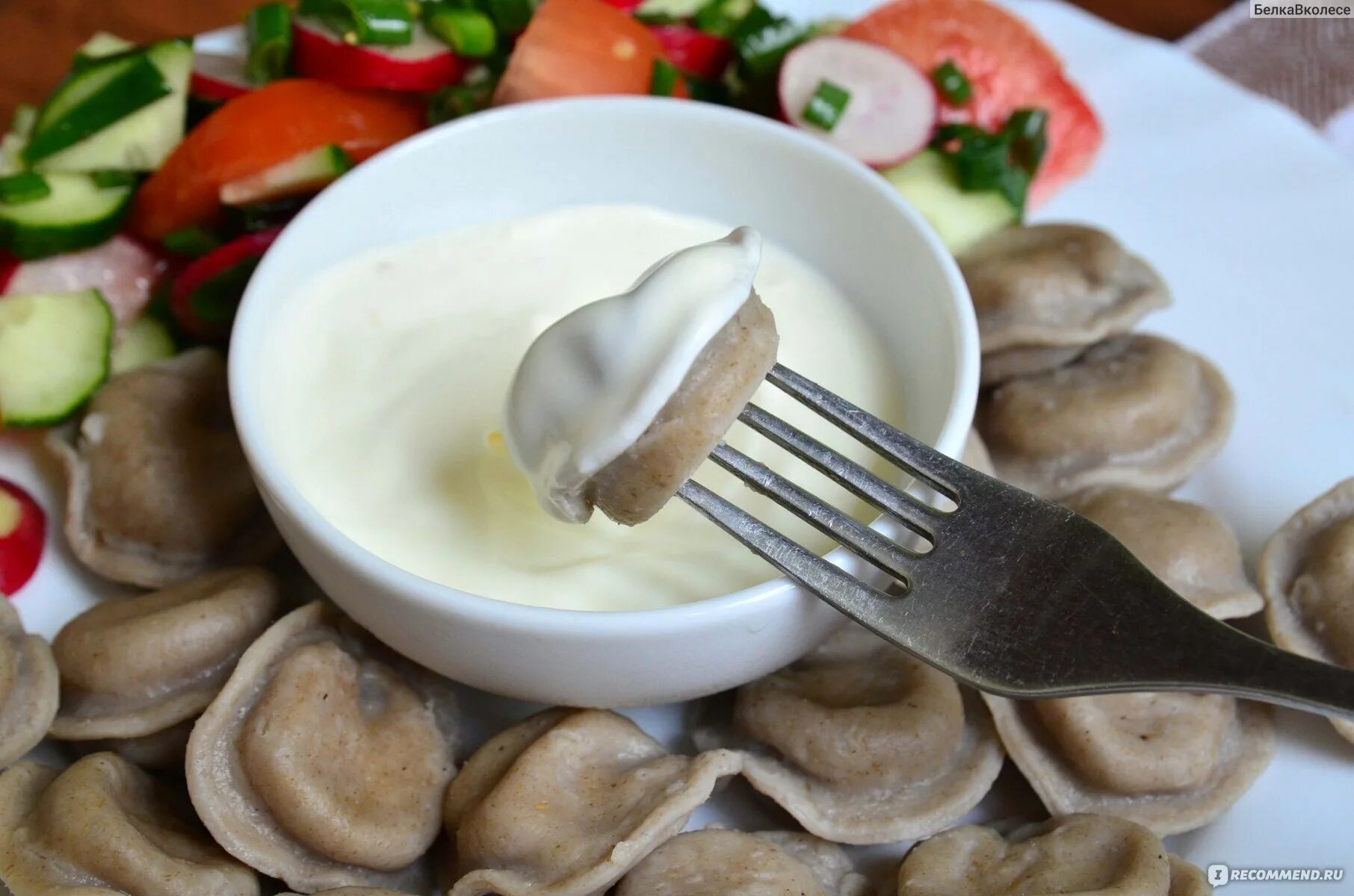 Пельмени с начинкой внутри. Пельмени из куриной грудки. Пельмени из курицы. Пельмени на белой тарелке. Пельмени крутогорские 400г.