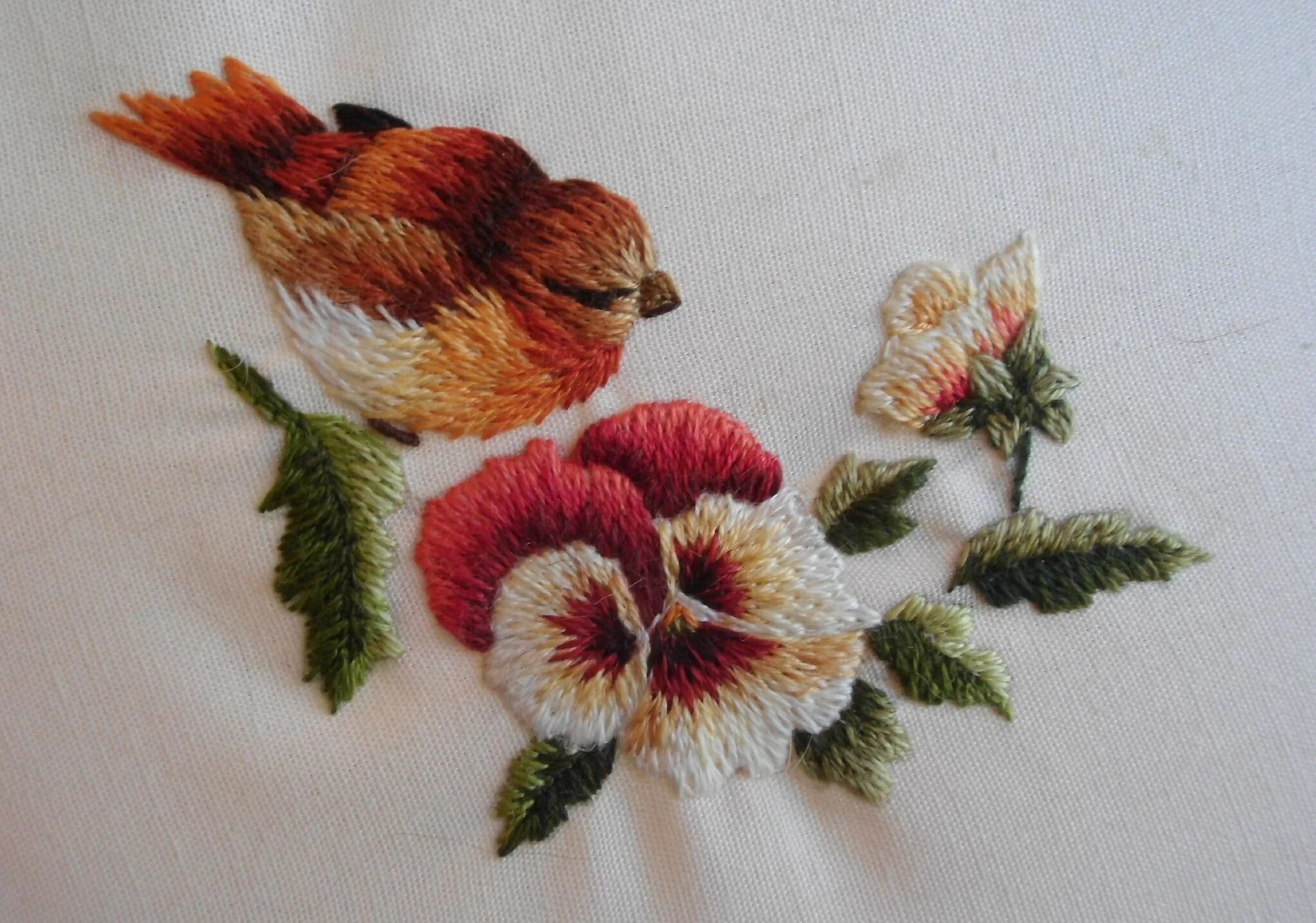 Вышивка гладью очень красивые. Вышивка гладью картинки. Цветочная вышивка гладью. Гладь 2. Оттеночное вышивание гладью триш бурр.