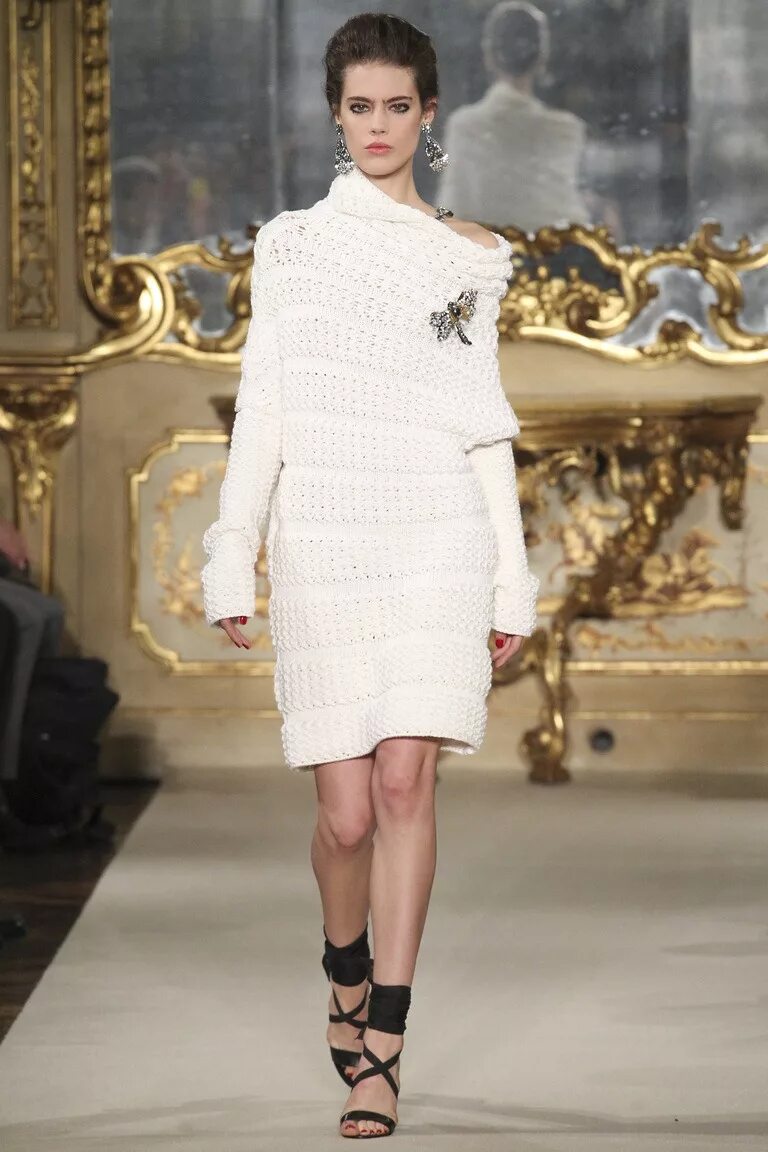 Вязаный подиум 2021-2022 каролина эррера. Зимние платья. Дизайнерские вязаные платья. Платье свитер. Дизайнерские вязаные платья.