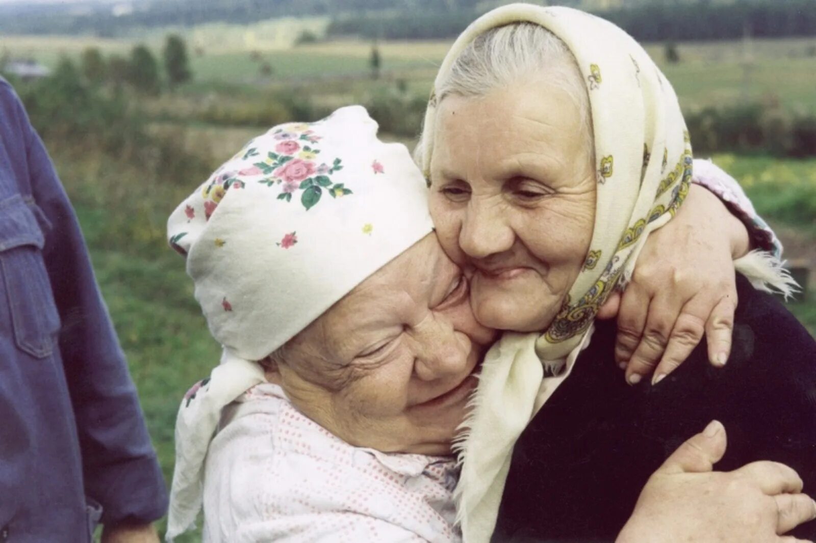 Слышишь бабушка. Две бабушки. Две бабушки подруги. Пожилые подруги. Бабушка в платочке.