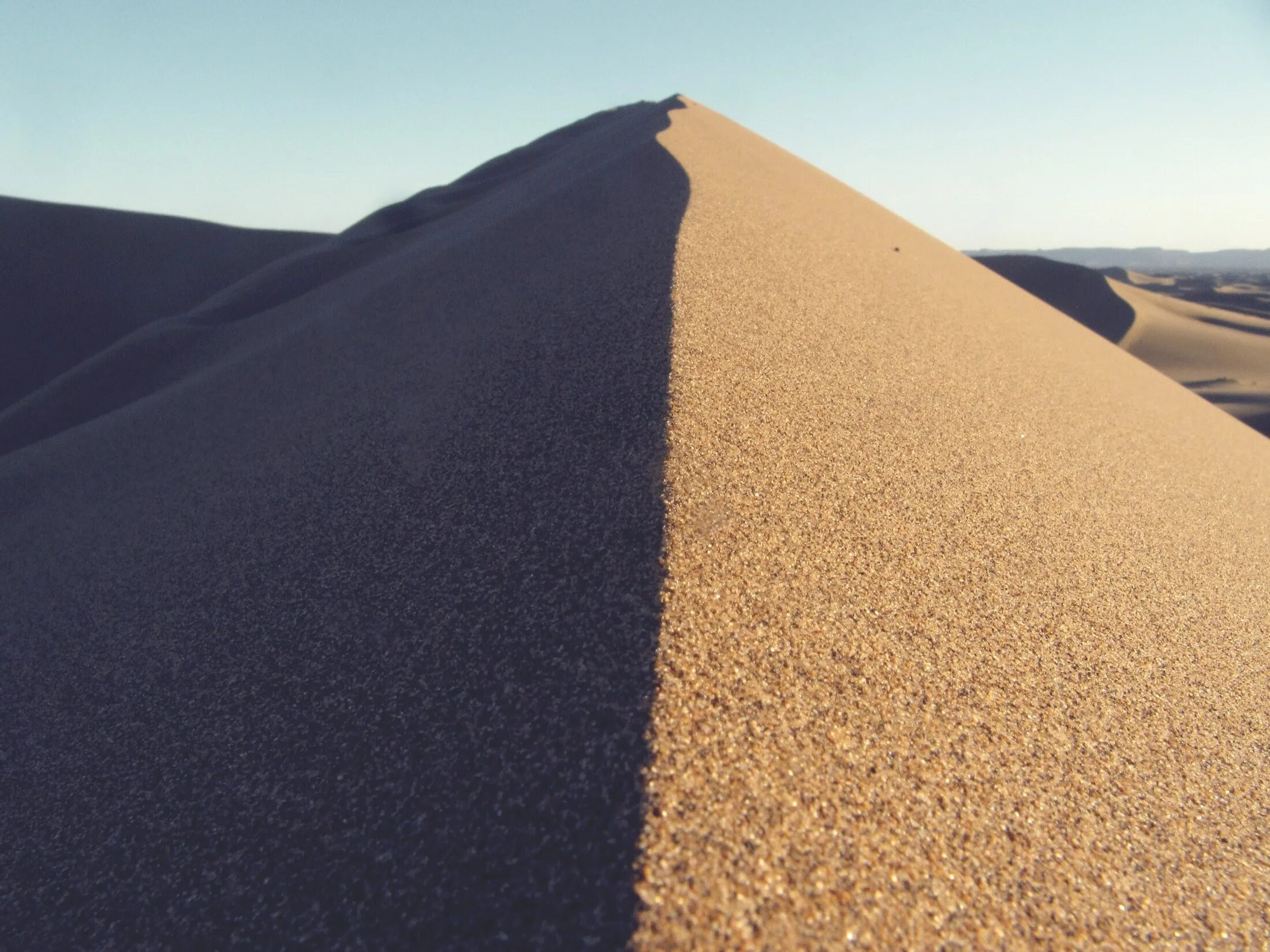 Маленькая песчинка. Песок. Песок природный. Куча песка. Песок в пустыне в высоком качестве.