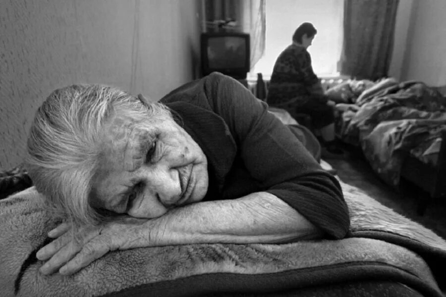 Умирающие пенсионеры. Одиночество пожилых. Брошенные старики. Грустная бабушка. Плачущие старики.