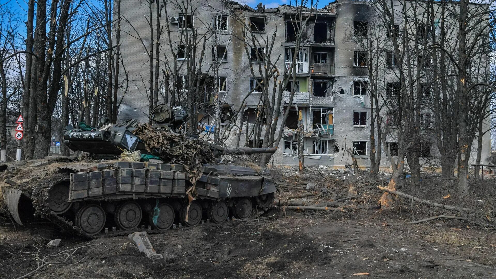 ВСУ В Красном Лимане. ЛНР танк т 72 на Киев. Спецоперация красный Лиман. Разрушенный город.