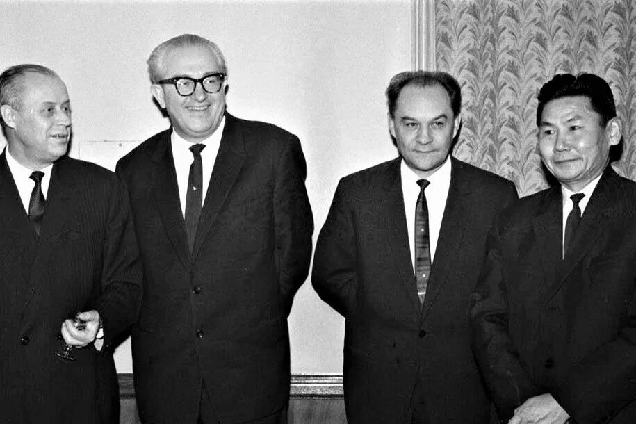 Ю цк. Юрий владимирович андропов. Юрий владимирович андропов. Первый секретарь цк кпсс 1965г. Генеральный секретарь цк кпсс, леонид ильич брежнев.