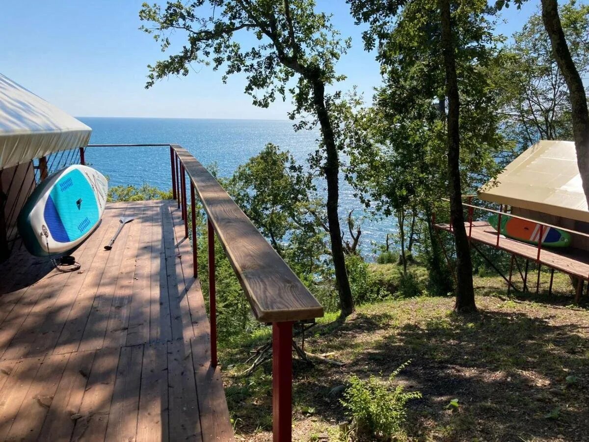 Garuda glamping abkhazia. Глэмпинг Мюссера Абхазия. Miussera Sea глэмпинг Абхазия. Мюссера кемпинг. Кемпинг Абхазия Мюссера.