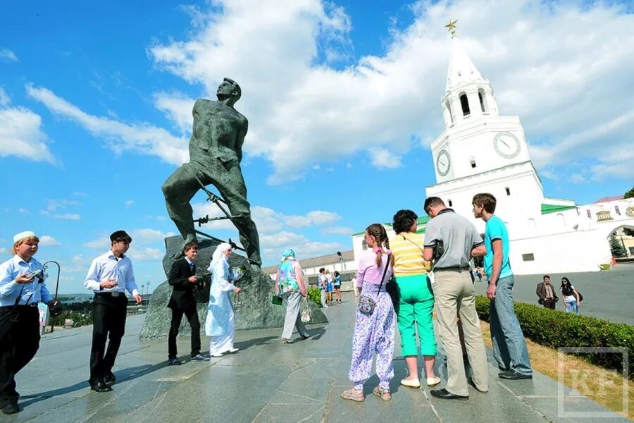 Казань Кремль туристы. Туристы в Казанском Кремле. Культурно-познавательный туризм. Культурно познавательный туризм Казань.