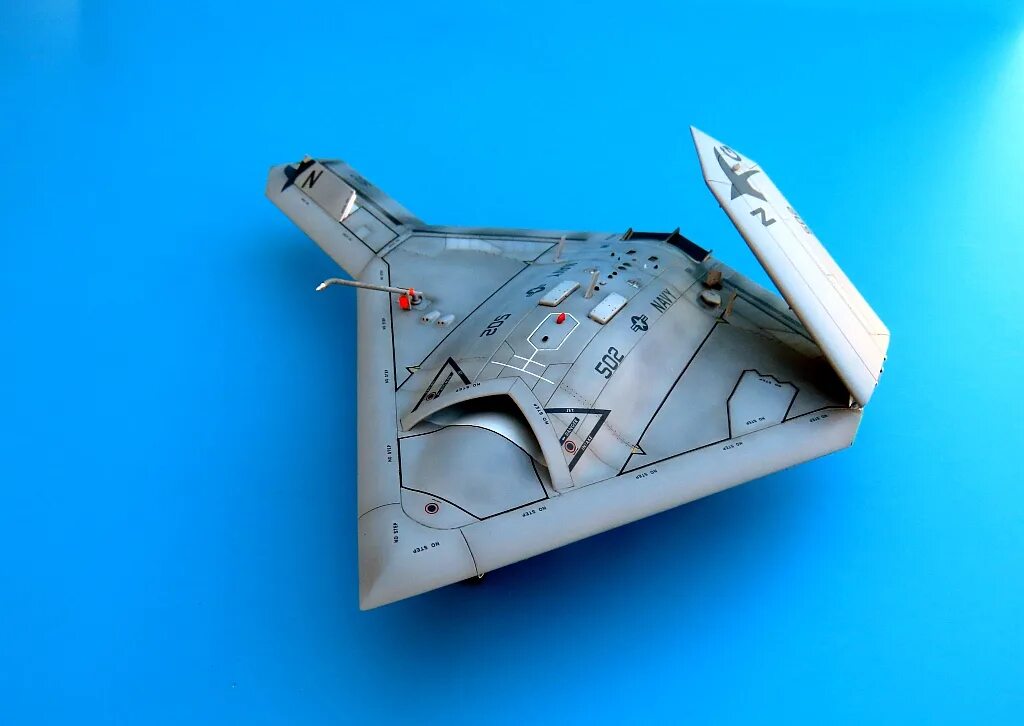 Northrop Grumman x-47b чертеж. X-47b беспилотник. X-47b складное крыло. X-47b внутри.