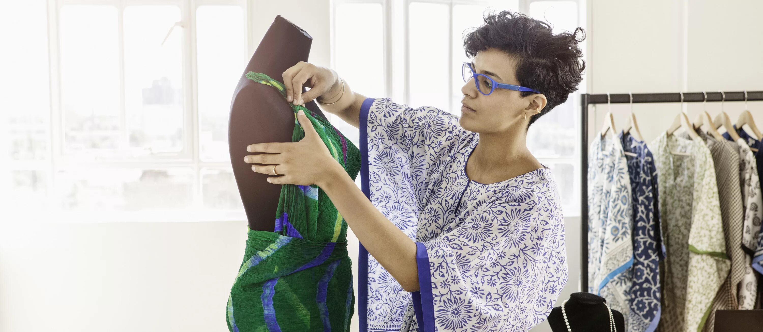 Дизайнер одежды шьет. Конструктор модельер швейных изделий. Модельер одежды. Люди создающие одежду. Модельер конструктор.