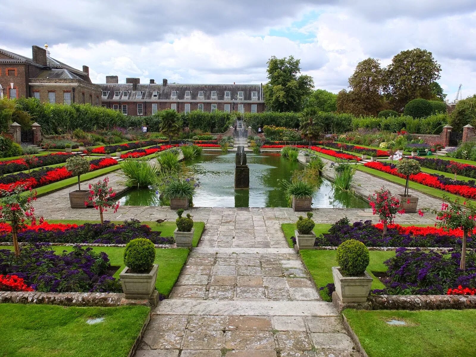 Парк ис. Кенсингтонский парк в Лондоне. Кенсингтон Гарденс Kensington Gardens. Кенсингтонский дворец Кенсингтонские сады. Лондон сады дворца Кенсингтон.