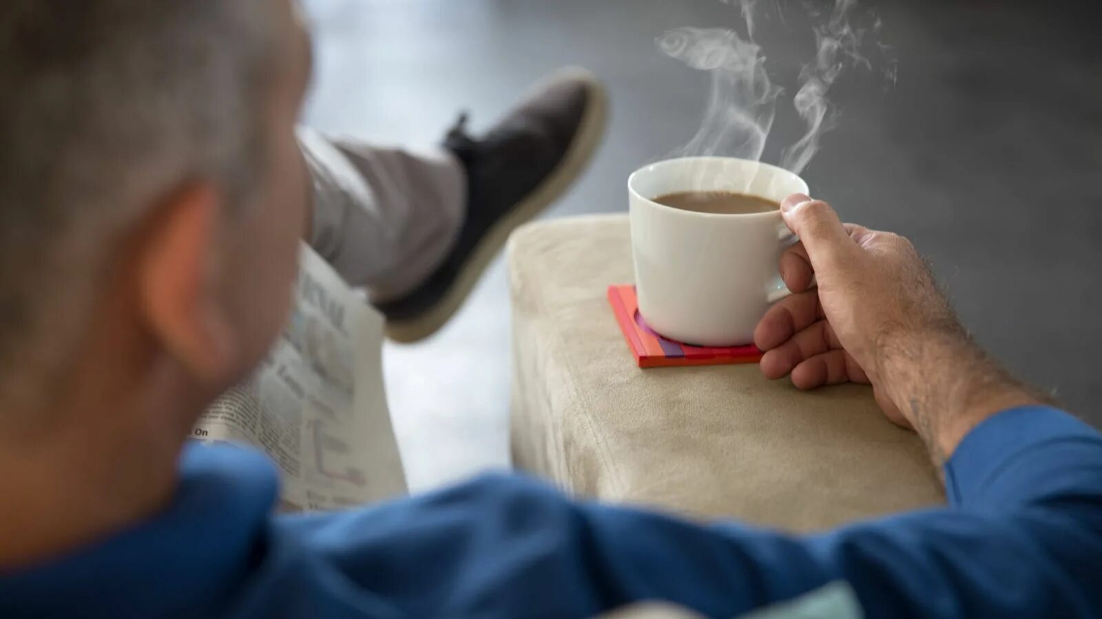 Почему пьют горячий чай в жару жарких. Горячий чай. man drinking coffee in cafe.
