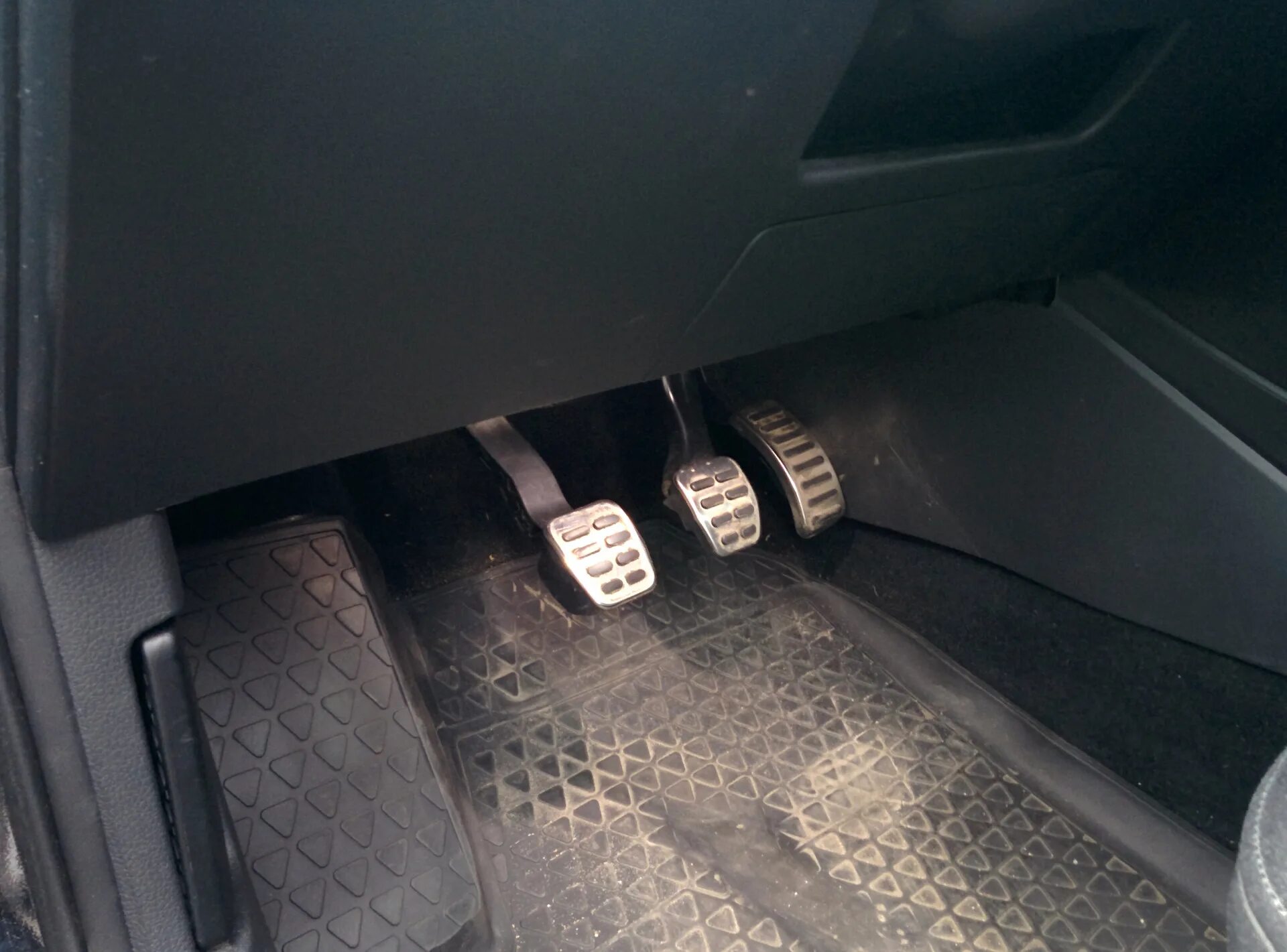 Педали поло седан. Накладки на педали volkswagen polo. Оригинальные накладки на педали фольксваген поло седан 2019. Накладки на педали поло седан механика. Накладки на педали vw polo sedan.