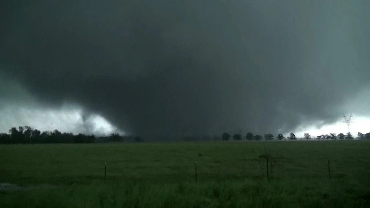 Торнадо революции. Торнадо 1.5. град смерч местами припекает. jarrell tornado. агв к5 с торнадо.