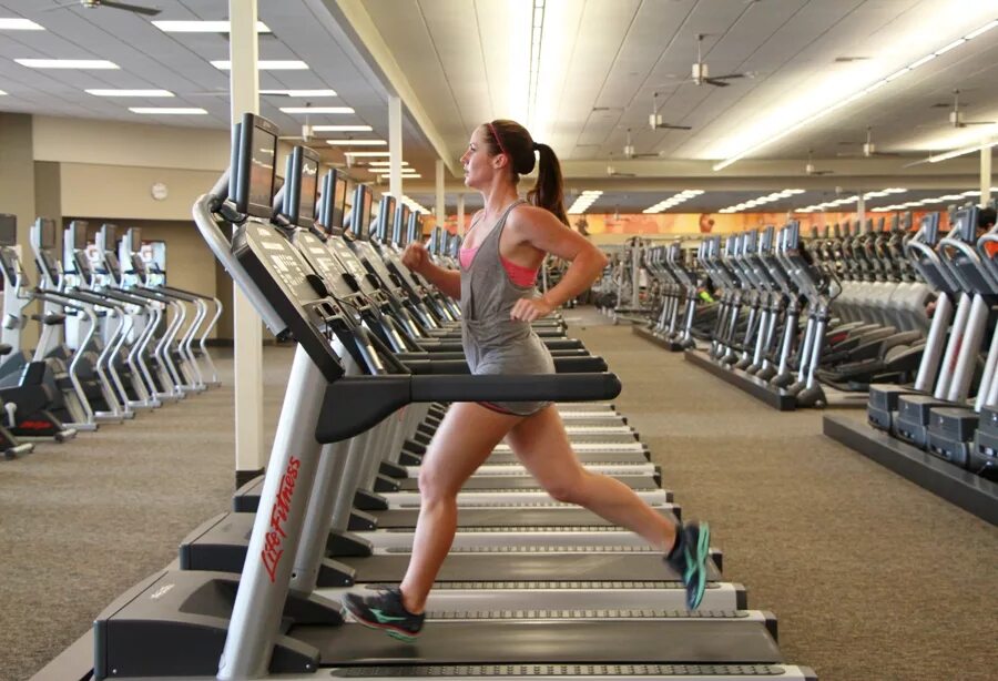тренажеры в зале. занятия на беговой дорожке. занятия в зале. беговая дорожка в спортзале. занятия на беговой дорожке.