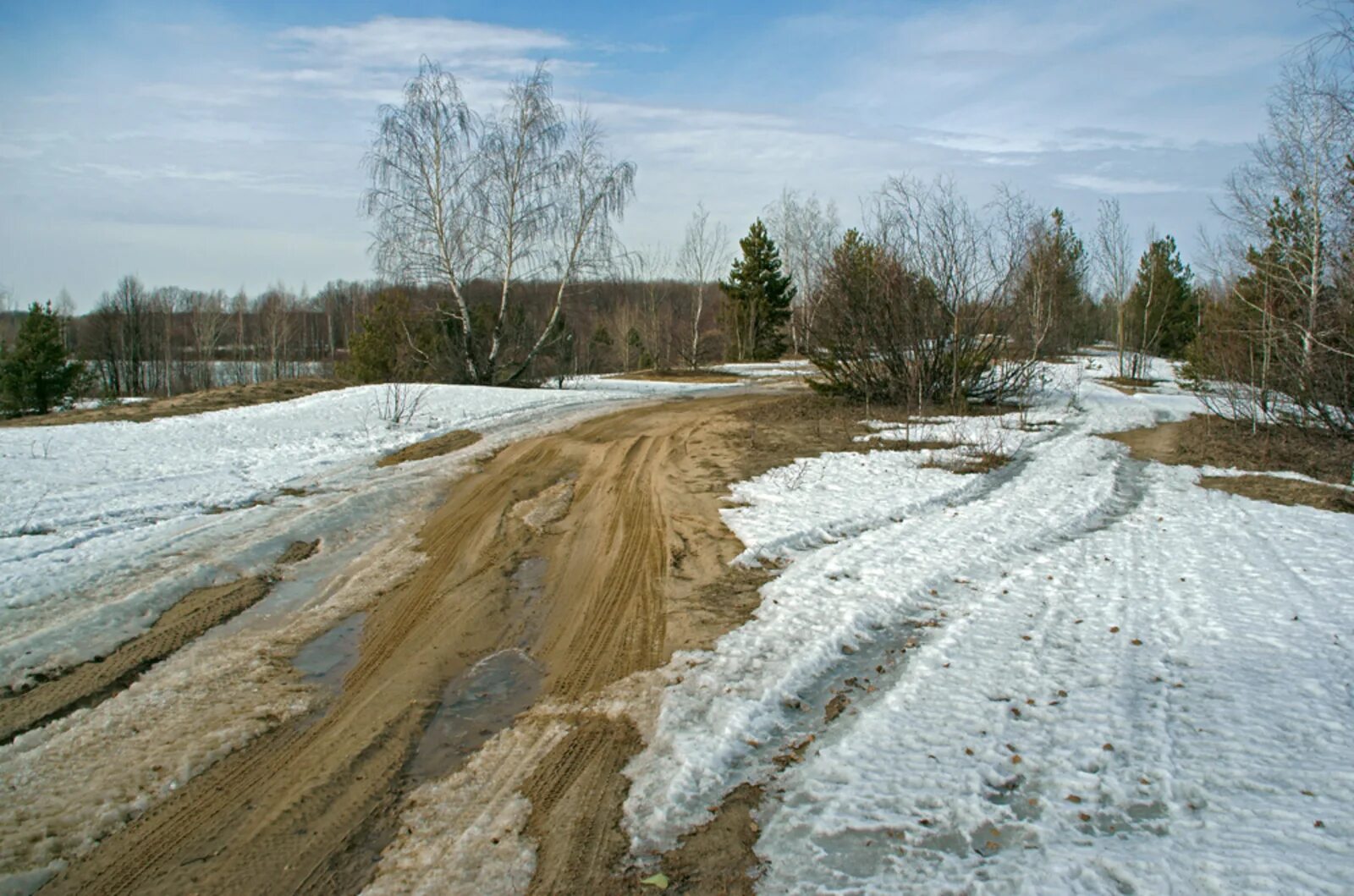 Снег почти растаял и хотя дорога. Дорога весной. Весенние грунтовые дороги. Дорога ранней весной.