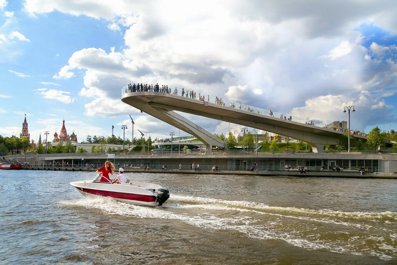 Речные экскурсии по москве реке. Речные прогулки по Москва-реке. Прогулка на катере без капитана по Москва-реке. Катер Москва река прогулки. Прогулка на катере по Москве реке.