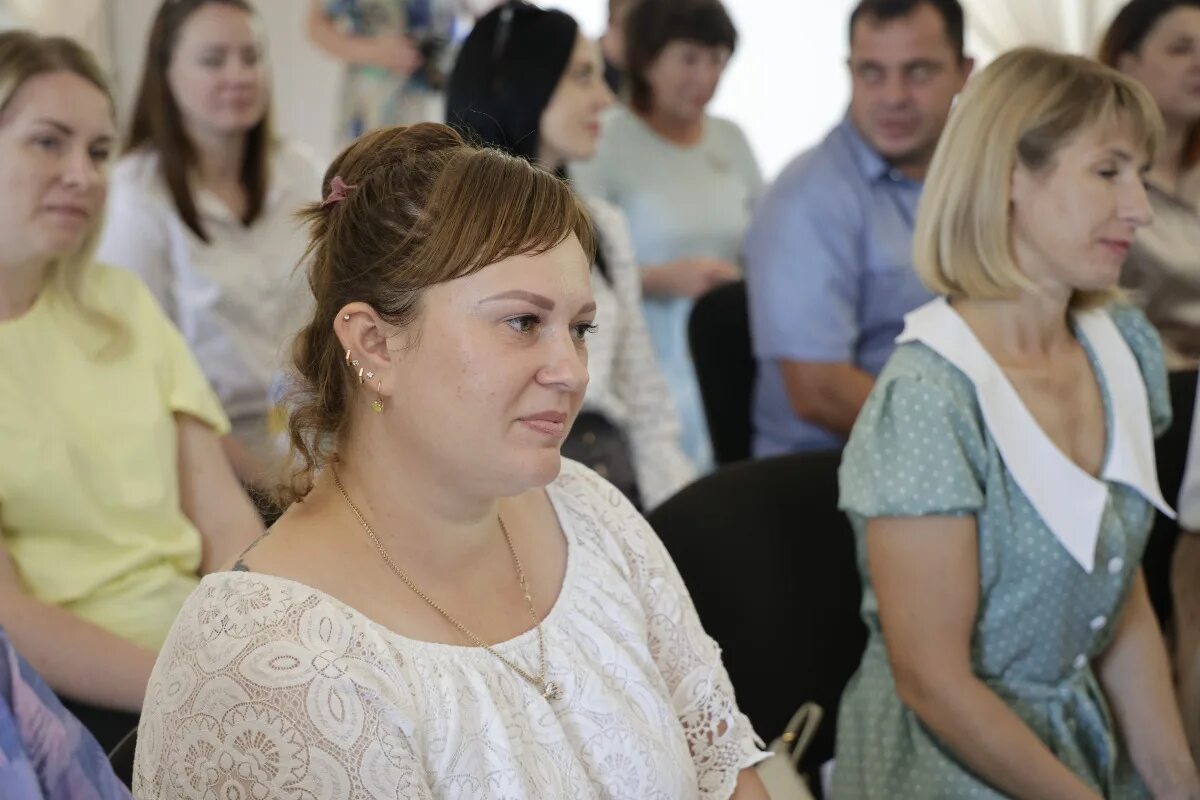 Многодетные мамы Белогорья. Многодетная семья в Белгородской области. Ассоциация многодетных семей Белгородской области. Встреча президента с многодетными родителями фото.