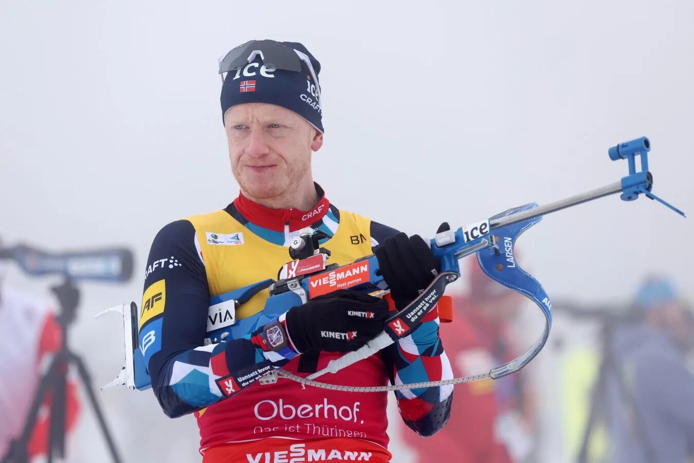 Иохим бе биатлонист норвегии. Горнолыжник. Биатлон оберхоф мужская индивидуальная гонка. Биатлон женщины. Индивидуальная гонка биатлон.