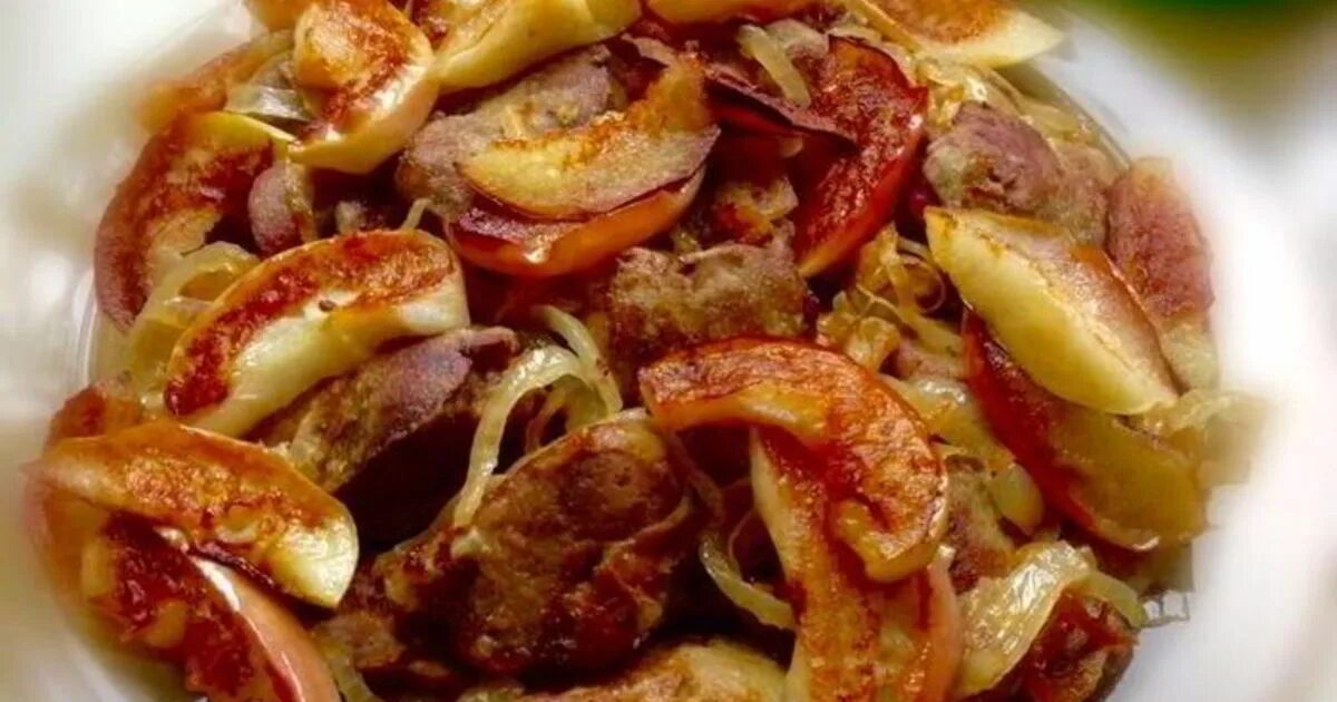 Печень по берлински с яблоками и луком. Печень жареная с яблоками. Куриная печень с яблоками. Печень телячья по-берлински. Куриная печень с яблоками.